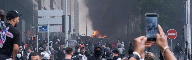 Nanterre, France. Hommage à Nahel : foule durant les émeutes sur la place Nelson Mandela. 29 juin 2023. 